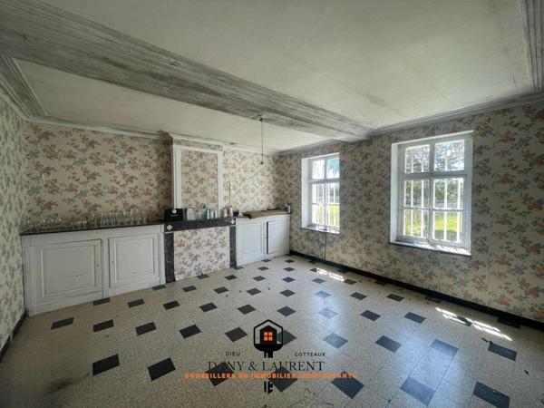 Rare opportunité : authentique corps de ferme à rénover de près de 400 m², avec grange de plus de 200 m², une habitation de charme refaite à neuf de 80 m², le tout sur un terrain d’environ 5000 m² –un lieu idéal pour un projet de gîtes, réceptions, mariages ou événementiel haut de gamme."