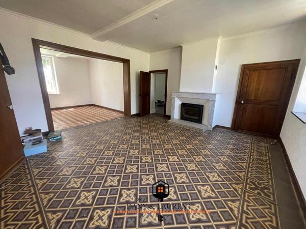 Rare opportunité : authentique corps de ferme à rénover de près de 400 m², avec grange de plus de 200 m², une habitation de charme refaite à neuf de 80 m², le tout sur un terrain d’environ 5000 m² –un lieu idéal pour un projet de gîtes, réceptions, mariages ou événementiel haut de gamme."