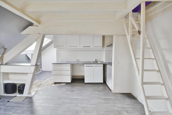 Studio en dernier étage avec ascenseur lumineux + combles