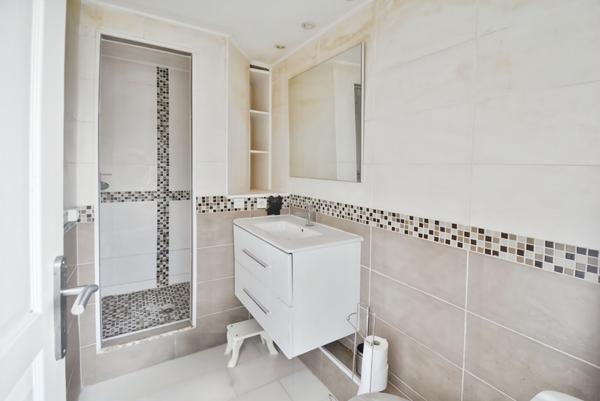 Studio en dernier étage avec ascenseur lumineux + combles