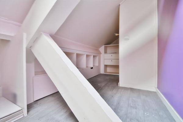 Studio en dernier étage avec ascenseur lumineux + combles