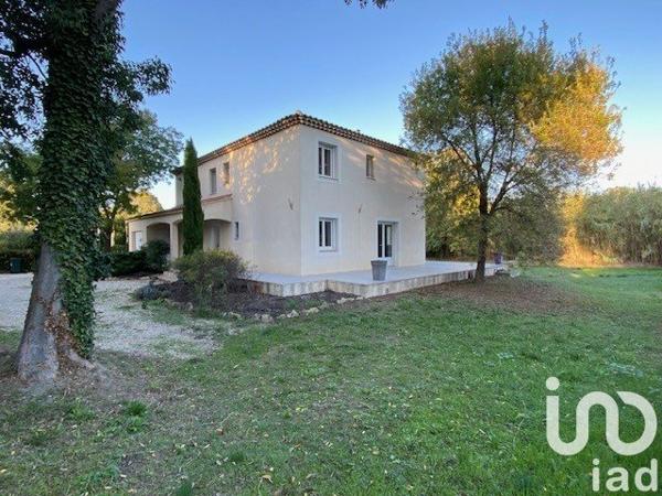 Maison traditionnelle 7 pièces de 171 m² à Grans (13450)