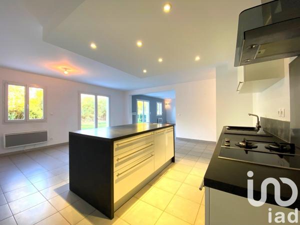 Maison traditionnelle 7 pièces de 171 m² à Grans (13450)