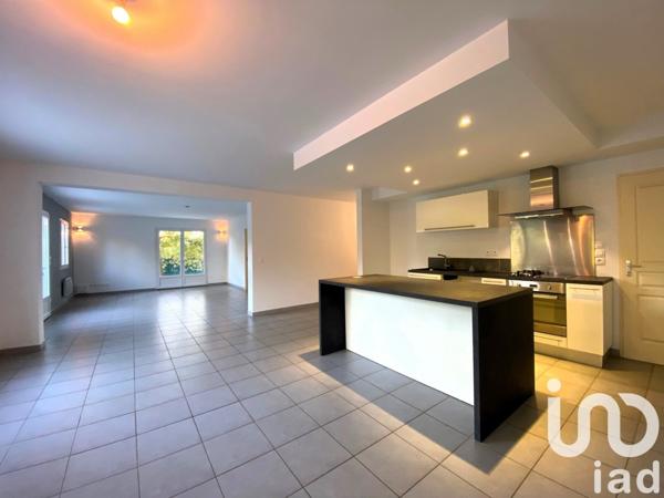 Maison traditionnelle 7 pièces de 171 m² à Grans (13450)