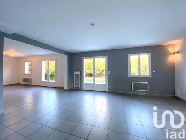 Maison traditionnelle 7 pièces de 171 m² à Grans (13450)