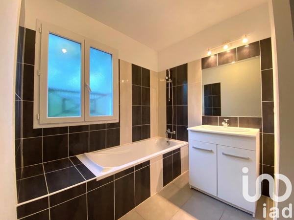 Maison traditionnelle 7 pièces de 171 m² à Grans (13450)