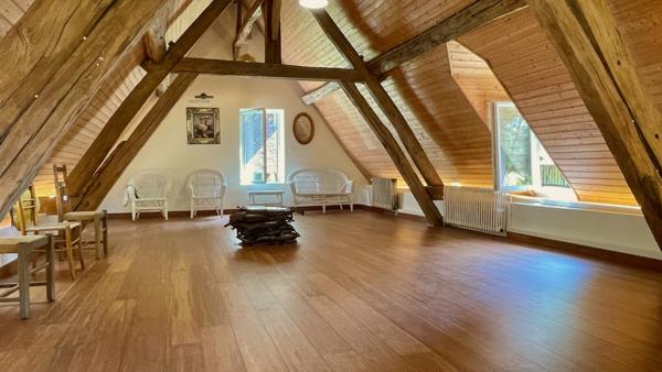 Propriete
                                                                                                                                                                                                                                                                                                                        6 pièce(s)                                                                                                                                                                                                          4 chambre(s)                                                                                                                                                                                                          180  m²
