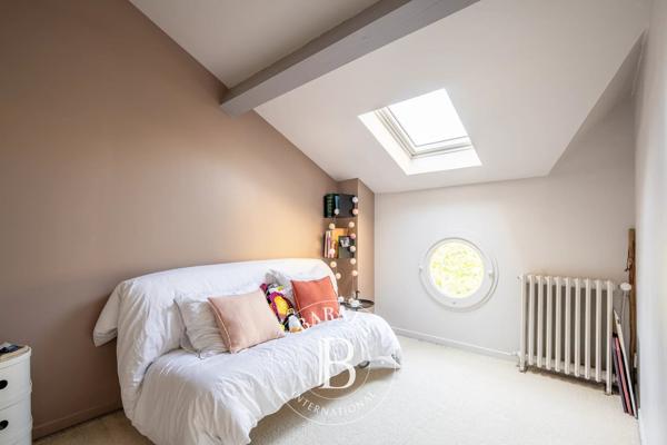 Courbevoie, Maison 7 Chambres -  258 m² à vendre