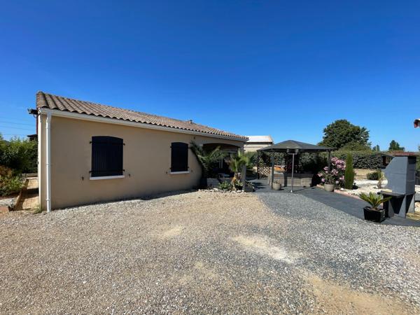 Superbe plain pied avec garage et piscine, au calme