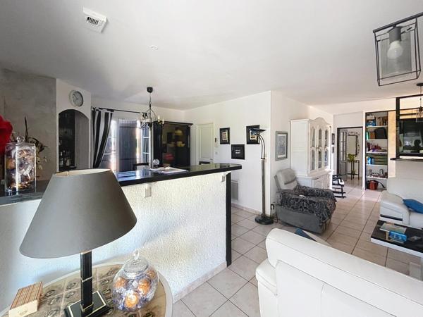 Superbe plain pied avec garage et piscine, au calme