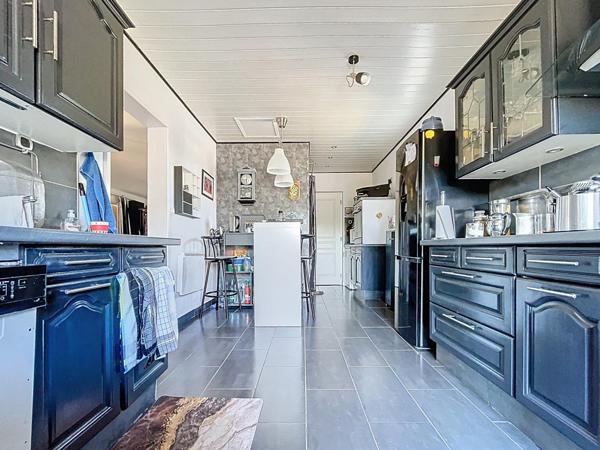 Superbe plain pied avec garage et piscine, au calme