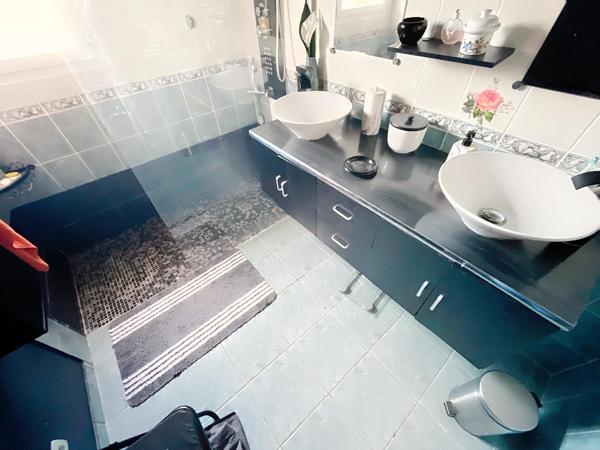 Superbe plain pied avec garage et piscine, au calme