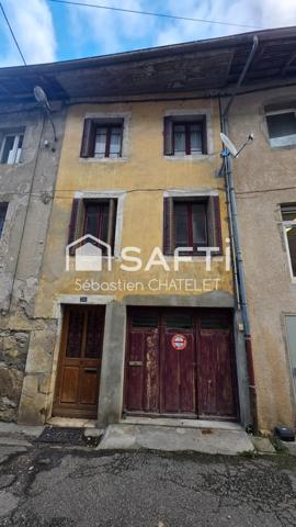 Maison de ville à rénover avec beau potentiel