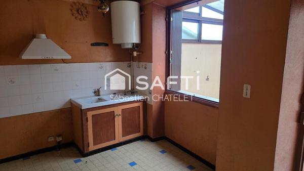 Maison de ville à rénover avec beau potentiel