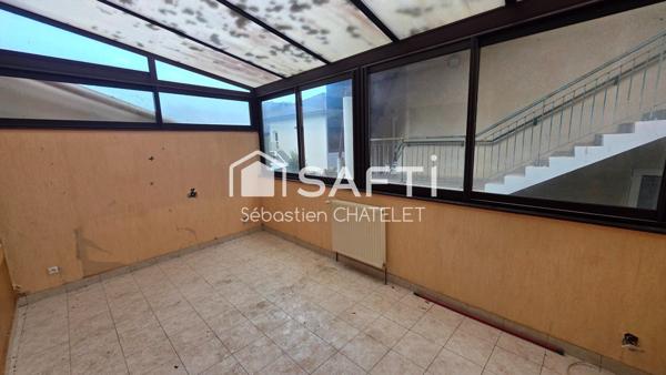 Maison de ville à rénover avec beau potentiel