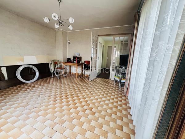 À découvrir à Ivry-sur-Seine, cette maison pleine de charme séduira les amateurs de biens authentiques à la recherche d’un projet à personnaliser.
La maison se compose, au rez-de-chaussée, d’une entrée, d’un séjour chaleureux, d’une cuisine indépendante ainsi que d’une salle d’eau et un WC.

À l’étage, l’espace nuit offre deux chambres ainsi qu’une salle de bains, permettant de bénéficier d’un espace familial confortable et fonctionnel. Les pièces d’eau sont en bon état et ne nécessitent pas de travaux importants.

Les autres espaces pourront être rafraîchis et modernisés selon vos envies, offrant ainsi la possibilité de créer un intérieur à votre image tout en conservant le charme et le caractère de cette maison.

Un bien idéal pour les amateurs de charme et de projets, souhaitant personnaliser leur futur lieu de vie dans un secteur recherché d’Ivry-sur-Seine.

Proche des transports en commun et des axes routiers, cet emplacement idéal vous assure un accès aisé aux commerces, écoles et services à proximité.

 Une localisation pratique et bien desservie : RER C à environ 7 min à pied, lignes de bus 125 et 323 à proximité, et métro ligne 7 (Mairie d’Ivry) accessible à pied ( 14mn) Accès rapide à Paris et aux principaux pôles de transport.


 Une visite s’impose pour découvrir tout son potentiel !