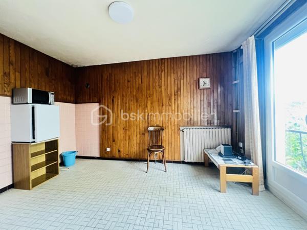 À découvrir à Ivry-sur-Seine, cette maison pleine de charme séduira les amateurs de biens authentiques à la recherche d’un projet à personnaliser.
La maison se compose, au rez-de-chaussée, d’une entrée, d’un séjour chaleureux, d’une cuisine indépendante ainsi que d’une salle d’eau et un WC.

À l’étage, l’espace nuit offre deux chambres ainsi qu’une salle de bains, permettant de bénéficier d’un espace familial confortable et fonctionnel. Les pièces d’eau sont en bon état et ne nécessitent pas de travaux importants.

Les autres espaces pourront être rafraîchis et modernisés selon vos envies, offrant ainsi la possibilité de créer un intérieur à votre image tout en conservant le charme et le caractère de cette maison.

Un bien idéal pour les amateurs de charme et de projets, souhaitant personnaliser leur futur lieu de vie dans un secteur recherché d’Ivry-sur-Seine.

Proche des transports en commun et des axes routiers, cet emplacement idéal vous assure un accès aisé aux commerces, écoles et services à proximité.

 Une localisation pratique et bien desservie : RER C à environ 7 min à pied, lignes de bus 125 et 323 à proximité, et métro ligne 7 (Mairie d’Ivry) accessible à pied ( 14mn) Accès rapide à Paris et aux principaux pôles de transport.


 Une visite s’impose pour découvrir tout son potentiel !