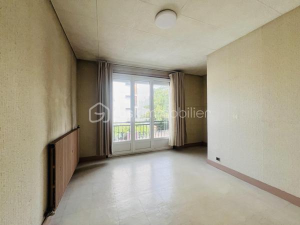 À découvrir à Ivry-sur-Seine, cette maison pleine de charme séduira les amateurs de biens authentiques à la recherche d’un projet à personnaliser.
La maison se compose, au rez-de-chaussée, d’une entrée, d’un séjour chaleureux, d’une cuisine indépendante ainsi que d’une salle d’eau et un WC.

À l’étage, l’espace nuit offre deux chambres ainsi qu’une salle de bains, permettant de bénéficier d’un espace familial confortable et fonctionnel. Les pièces d’eau sont en bon état et ne nécessitent pas de travaux importants.

Les autres espaces pourront être rafraîchis et modernisés selon vos envies, offrant ainsi la possibilité de créer un intérieur à votre image tout en conservant le charme et le caractère de cette maison.

Un bien idéal pour les amateurs de charme et de projets, souhaitant personnaliser leur futur lieu de vie dans un secteur recherché d’Ivry-sur-Seine.

Proche des transports en commun et des axes routiers, cet emplacement idéal vous assure un accès aisé aux commerces, écoles et services à proximité.

 Une localisation pratique et bien desservie : RER C à environ 7 min à pied, lignes de bus 125 et 323 à proximité, et métro ligne 7 (Mairie d’Ivry) accessible à pied ( 14mn) Accès rapide à Paris et aux principaux pôles de transport.


 Une visite s’impose pour découvrir tout son potentiel !