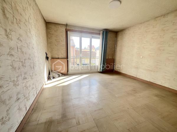 À découvrir à Ivry-sur-Seine, cette maison pleine de charme séduira les amateurs de biens authentiques à la recherche d’un projet à personnaliser.
La maison se compose, au rez-de-chaussée, d’une entrée, d’un séjour chaleureux, d’une cuisine indépendante ainsi que d’une salle d’eau et un WC.

À l’étage, l’espace nuit offre deux chambres ainsi qu’une salle de bains, permettant de bénéficier d’un espace familial confortable et fonctionnel. Les pièces d’eau sont en bon état et ne nécessitent pas de travaux importants.

Les autres espaces pourront être rafraîchis et modernisés selon vos envies, offrant ainsi la possibilité de créer un intérieur à votre image tout en conservant le charme et le caractère de cette maison.

Un bien idéal pour les amateurs de charme et de projets, souhaitant personnaliser leur futur lieu de vie dans un secteur recherché d’Ivry-sur-Seine.

Proche des transports en commun et des axes routiers, cet emplacement idéal vous assure un accès aisé aux commerces, écoles et services à proximité.

 Une localisation pratique et bien desservie : RER C à environ 7 min à pied, lignes de bus 125 et 323 à proximité, et métro ligne 7 (Mairie d’Ivry) accessible à pied ( 14mn) Accès rapide à Paris et aux principaux pôles de transport.


 Une visite s’impose pour découvrir tout son potentiel !