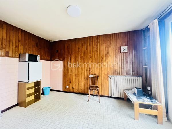 À découvrir à Ivry-sur-Seine, cette maison pleine de charme séduira les amateurs de biens authentiques à la recherche d’un projet à personnaliser.
La maison se compose, au rez-de-chaussée, d’une entrée, d’un séjour chaleureux, d’une cuisine indépendante ainsi que d’une salle d’eau et un WC.

À l’étage, l’espace nuit offre deux chambres ainsi qu’une salle de bains, permettant de bénéficier d’un espace familial confortable et fonctionnel. Les pièces d’eau sont en bon état et ne nécessitent pas de travaux importants.

Les autres espaces pourront être rafraîchis et modernisés selon vos envies, offrant ainsi la possibilité de créer un intérieur à votre image tout en conservant le charme et le caractère de cette maison.

Un bien idéal pour les amateurs de charme et de projets, souhaitant personnaliser leur futur lieu de vie dans un secteur recherché d’Ivry-sur-Seine.

Proche des transports en commun et des axes routiers, cet emplacement idéal vous assure un accès aisé aux commerces, écoles et services à proximité.

 Une localisation pratique et bien desservie : RER C à environ 7 min à pied, lignes de bus 125 et 323 à proximité, et métro ligne 7 (Mairie d’Ivry) accessible à pied ( 14mn) Accès rapide à Paris et aux principaux pôles de transport.


 Une visite s’impose pour découvrir tout son potentiel !