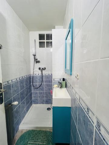 À découvrir à Ivry-sur-Seine, cette maison pleine de charme séduira les amateurs de biens authentiques à la recherche d’un projet à personnaliser.
La maison se compose, au rez-de-chaussée, d’une entrée, d’un séjour chaleureux, d’une cuisine indépendante ainsi que d’une salle d’eau et un WC.

À l’étage, l’espace nuit offre deux chambres ainsi qu’une salle de bains, permettant de bénéficier d’un espace familial confortable et fonctionnel. Les pièces d’eau sont en bon état et ne nécessitent pas de travaux importants.

Les autres espaces pourront être rafraîchis et modernisés selon vos envies, offrant ainsi la possibilité de créer un intérieur à votre image tout en conservant le charme et le caractère de cette maison.

Un bien idéal pour les amateurs de charme et de projets, souhaitant personnaliser leur futur lieu de vie dans un secteur recherché d’Ivry-sur-Seine.

Proche des transports en commun et des axes routiers, cet emplacement idéal vous assure un accès aisé aux commerces, écoles et services à proximité.

 Une localisation pratique et bien desservie : RER C à environ 7 min à pied, lignes de bus 125 et 323 à proximité, et métro ligne 7 (Mairie d’Ivry) accessible à pied ( 14mn) Accès rapide à Paris et aux principaux pôles de transport.


 Une visite s’impose pour découvrir tout son potentiel !
