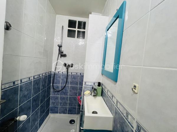 À découvrir à Ivry-sur-Seine, cette maison pleine de charme séduira les amateurs de biens authentiques à la recherche d’un projet à personnaliser.
La maison se compose, au rez-de-chaussée, d’une entrée, d’un séjour chaleureux, d’une cuisine indépendante ainsi que d’une salle d’eau et un WC.

À l’étage, l’espace nuit offre deux chambres ainsi qu’une salle de bains, permettant de bénéficier d’un espace familial confortable et fonctionnel. Les pièces d’eau sont en bon état et ne nécessitent pas de travaux importants.

Les autres espaces pourront être rafraîchis et modernisés selon vos envies, offrant ainsi la possibilité de créer un intérieur à votre image tout en conservant le charme et le caractère de cette maison.

Un bien idéal pour les amateurs de charme et de projets, souhaitant personnaliser leur futur lieu de vie dans un secteur recherché d’Ivry-sur-Seine.

Proche des transports en commun et des axes routiers, cet emplacement idéal vous assure un accès aisé aux commerces, écoles et services à proximité.

 Une localisation pratique et bien desservie : RER C à environ 7 min à pied, lignes de bus 125 et 323 à proximité, et métro ligne 7 (Mairie d’Ivry) accessible à pied ( 14mn) Accès rapide à Paris et aux principaux pôles de transport.


 Une visite s’impose pour découvrir tout son potentiel !