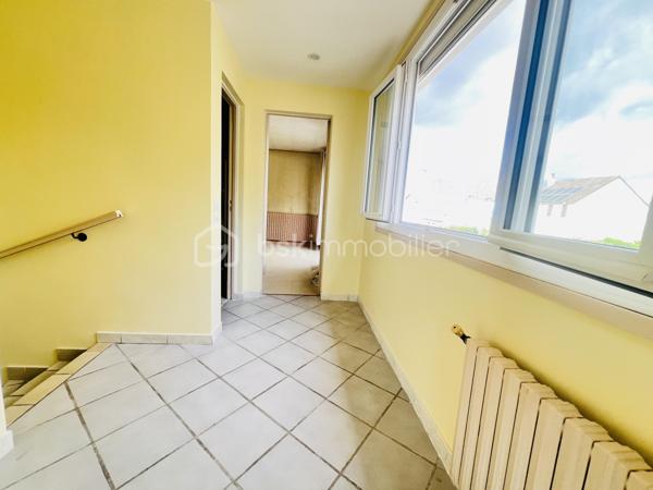 À découvrir à Ivry-sur-Seine, cette maison pleine de charme séduira les amateurs de biens authentiques à la recherche d’un projet à personnaliser.
La maison se compose, au rez-de-chaussée, d’une entrée, d’un séjour chaleureux, d’une cuisine indépendante ainsi que d’une salle d’eau et un WC.

À l’étage, l’espace nuit offre deux chambres ainsi qu’une salle de bains, permettant de bénéficier d’un espace familial confortable et fonctionnel. Les pièces d’eau sont en bon état et ne nécessitent pas de travaux importants.

Les autres espaces pourront être rafraîchis et modernisés selon vos envies, offrant ainsi la possibilité de créer un intérieur à votre image tout en conservant le charme et le caractère de cette maison.

Un bien idéal pour les amateurs de charme et de projets, souhaitant personnaliser leur futur lieu de vie dans un secteur recherché d’Ivry-sur-Seine.

Proche des transports en commun et des axes routiers, cet emplacement idéal vous assure un accès aisé aux commerces, écoles et services à proximité.

 Une localisation pratique et bien desservie : RER C à environ 7 min à pied, lignes de bus 125 et 323 à proximité, et métro ligne 7 (Mairie d’Ivry) accessible à pied ( 14mn) Accès rapide à Paris et aux principaux pôles de transport.


 Une visite s’impose pour découvrir tout son potentiel !