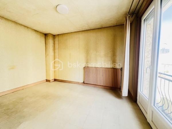 À découvrir à Ivry-sur-Seine, cette maison pleine de charme séduira les amateurs de biens authentiques à la recherche d’un projet à personnaliser.
La maison se compose, au rez-de-chaussée, d’une entrée, d’un séjour chaleureux, d’une cuisine indépendante ainsi que d’une salle d’eau et un WC.

À l’étage, l’espace nuit offre deux chambres ainsi qu’une salle de bains, permettant de bénéficier d’un espace familial confortable et fonctionnel. Les pièces d’eau sont en bon état et ne nécessitent pas de travaux importants.

Les autres espaces pourront être rafraîchis et modernisés selon vos envies, offrant ainsi la possibilité de créer un intérieur à votre image tout en conservant le charme et le caractère de cette maison.

Un bien idéal pour les amateurs de charme et de projets, souhaitant personnaliser leur futur lieu de vie dans un secteur recherché d’Ivry-sur-Seine.

Proche des transports en commun et des axes routiers, cet emplacement idéal vous assure un accès aisé aux commerces, écoles et services à proximité.

 Une localisation pratique et bien desservie : RER C à environ 7 min à pied, lignes de bus 125 et 323 à proximité, et métro ligne 7 (Mairie d’Ivry) accessible à pied ( 14mn) Accès rapide à Paris et aux principaux pôles de transport.


 Une visite s’impose pour découvrir tout son potentiel !