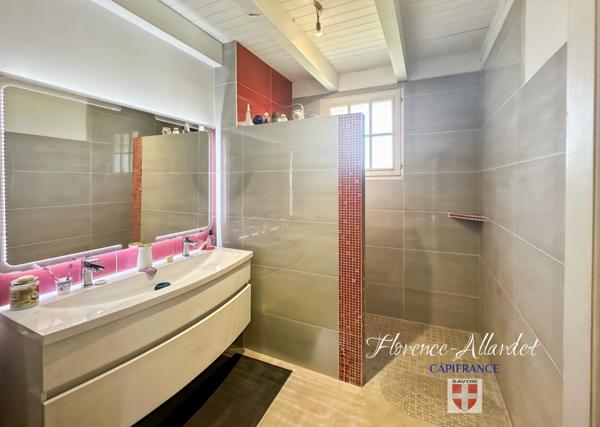 Saint-Jeoire-Prieuré – Propriété de caractère avec vaste annexe et piscine (73)