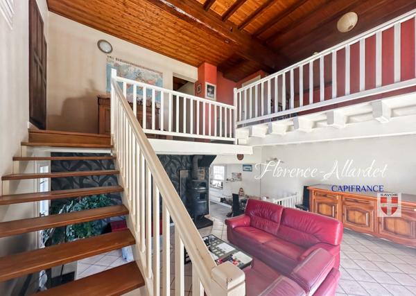 Saint-Jeoire-Prieuré – Propriété de caractère avec vaste annexe et piscine (73)