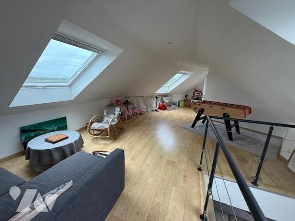 PROCH BERNAY MAISON CONTEMPORAINE BEAUX VOLUMES BELLES PRESTATIONS DANS QUARTIER CALME
