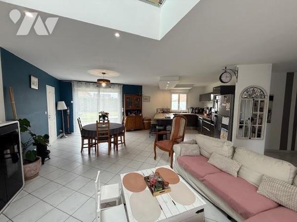 PROCH BERNAY MAISON CONTEMPORAINE BEAUX VOLUMES BELLES PRESTATIONS DANS QUARTIER CALME