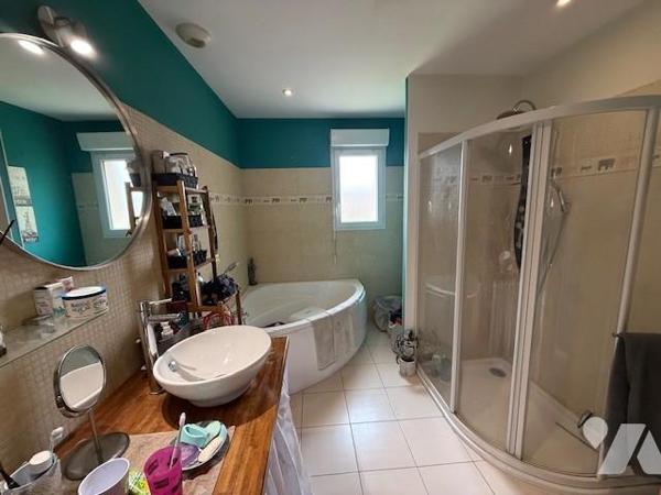 PROCH BERNAY MAISON CONTEMPORAINE BEAUX VOLUMES BELLES PRESTATIONS DANS QUARTIER CALME