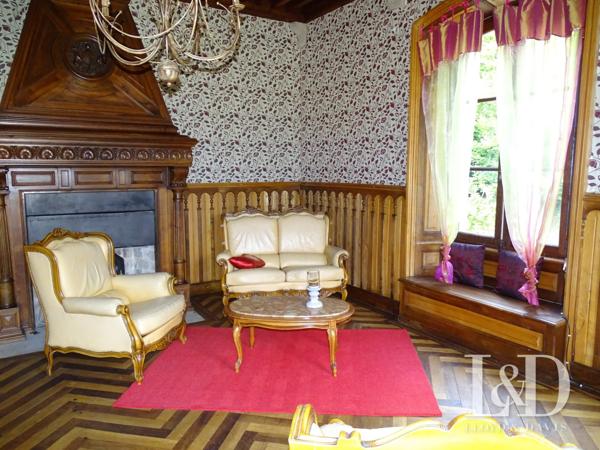 Château authentique en Ardèche : Charme, Nature et Potentiel