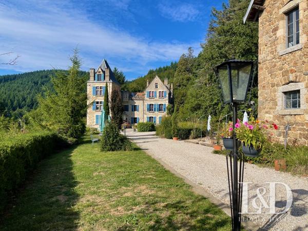 Château authentique en Ardèche : Charme, Nature et Potentiel