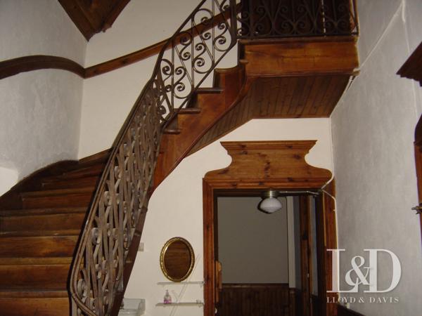 Château authentique en Ardèche : Charme, Nature et Potentiel