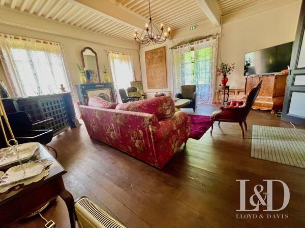 Château authentique en Ardèche : Charme, Nature et Potentiel