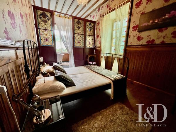 Château authentique en Ardèche : Charme, Nature et Potentiel