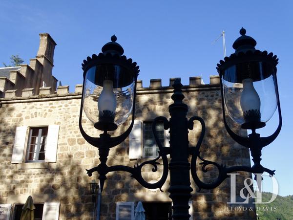 Château authentique en Ardèche : Charme, Nature et Potentiel