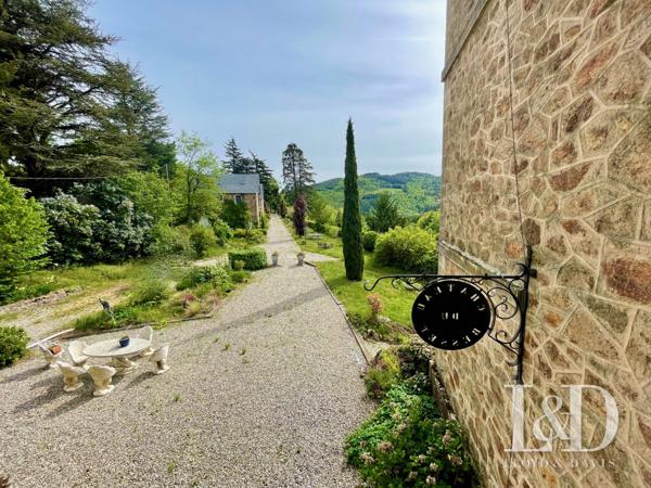 Château authentique en Ardèche : Charme, Nature et Potentiel