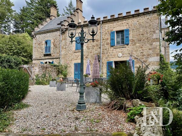 Château authentique en Ardèche : Charme, Nature et Potentiel