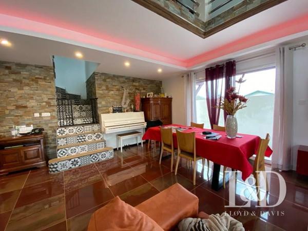  MAISON  AVEC PISCINE à ST PEE SUR NIVELLE!