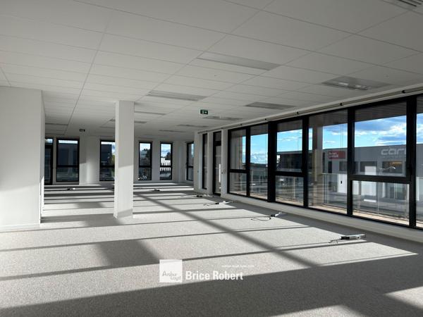 Bureaux neufs à louer à Limonest quartier d affaires parking et terrasses