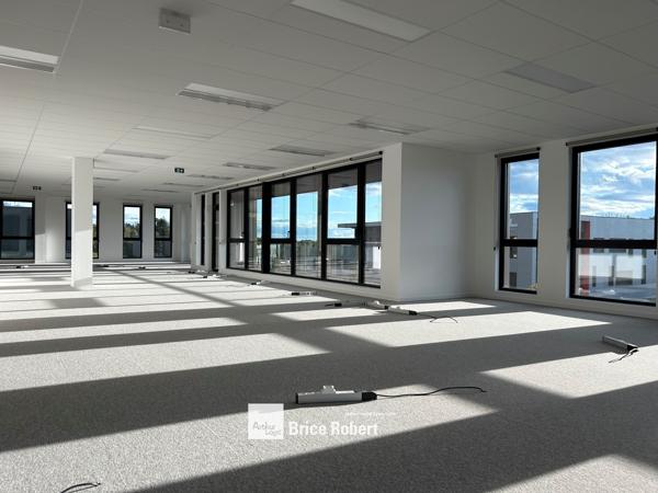 Bureaux neufs à louer à Limonest quartier d affaires parking et terrasses