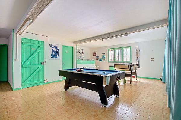 Grande maison familiale avec piscine, rangements et logement secondaire