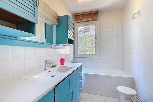 Grande maison familiale avec piscine, rangements et logement secondaire