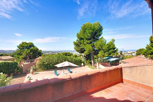 Grande maison familiale avec piscine, rangements et logement secondaire