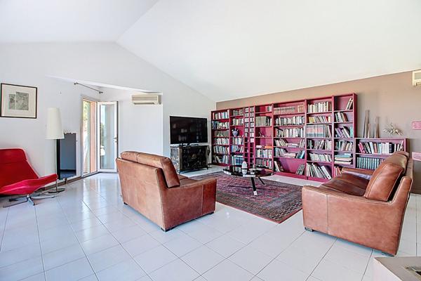 Grande maison familiale avec piscine, rangements et logement secondaire