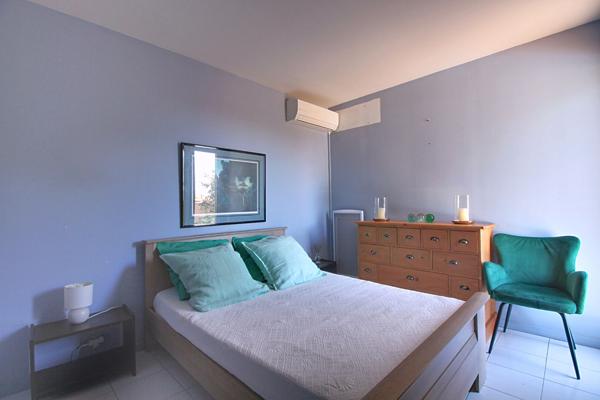 Grande maison familiale avec piscine, rangements et logement secondaire