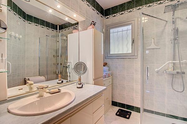 Grande maison familiale avec piscine, rangements et logement secondaire